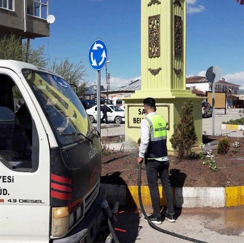 İlçemizde Bulunan Yeşil Alanlarda Temizlik ve Sulama Çalışmaları Yapıldı...